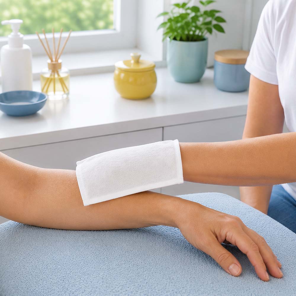 Frau pflegt Patienten mit Waschhandschuh